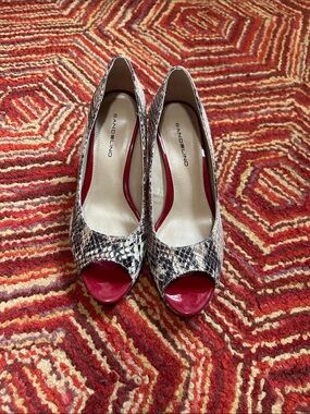 Bandalino snakeskin heels size 6
